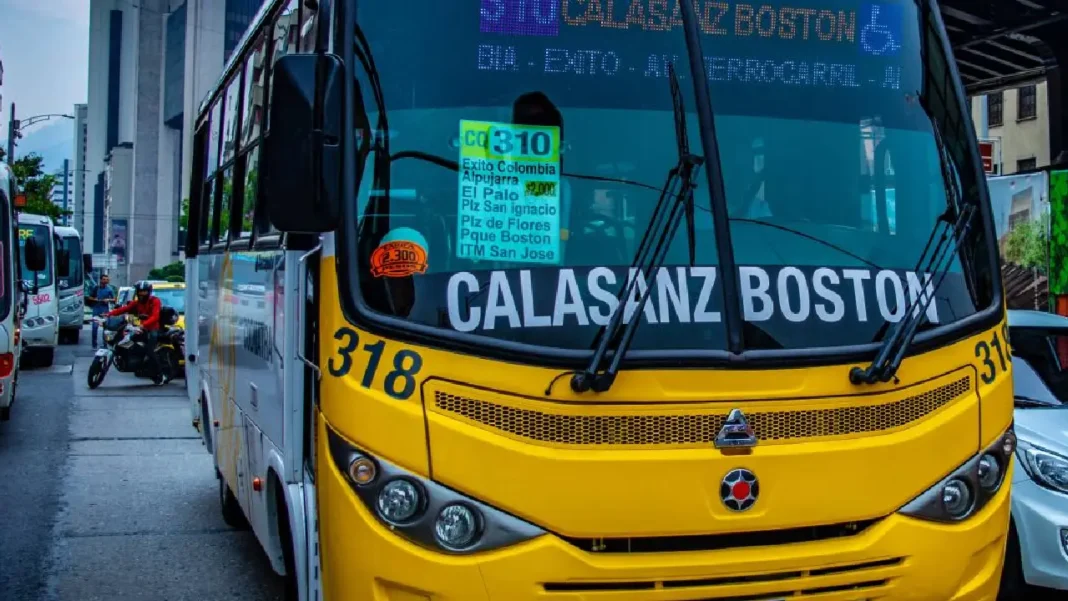 Transportadores alertan: reforma tributaria de Petro encarecería $800 el pasaje de bus en Medellín