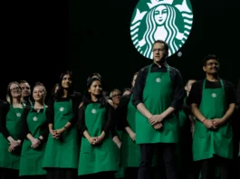 Starbucks enfrenta demandas colectivas en Estados Unidos tras imponer un nuevo código de vestimenta que obliga a sus empleados a comprar ropa y zapatos específicos sin recibir reembolso.