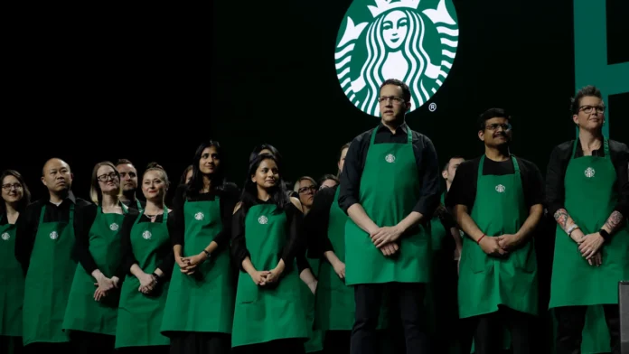 Starbucks enfrenta demandas colectivas en Estados Unidos tras imponer un nuevo código de vestimenta que obliga a sus empleados a comprar ropa y zapatos específicos sin recibir reembolso.