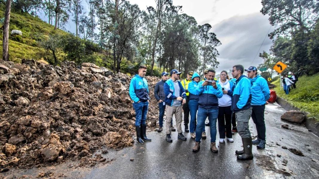 El derrumbe en la vía al Llano cumple más de 15 días sin soluciones y mantiene bloqueada la movilidad en Chipaque. El gobernador Jorge Emilio Rey pidió al Gobierno Nacional asumir el control de la emergencia ante los graves impactos económicos y sociales en la región.