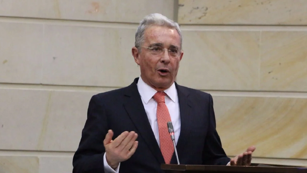 ¿Qué Álvaro Uribe vuelva al Senado afecta su condena actual?
