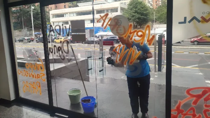 Fotos y videos: vandalizan locales y casas durante marchas en Bogotá hoy Fotos y videos: vandalizan locales y casas durante marchas en Bogotá hoy