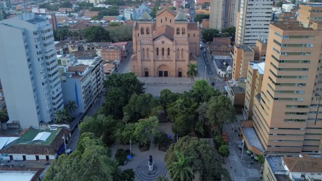 Parque de Bolívar en Medellín, centro de la ciudad, está siendo rehabilitado de esta forma