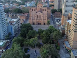 Parque de Bolívar en Medellín, centro de la ciudad, está siendo rehabilitado de esta forma