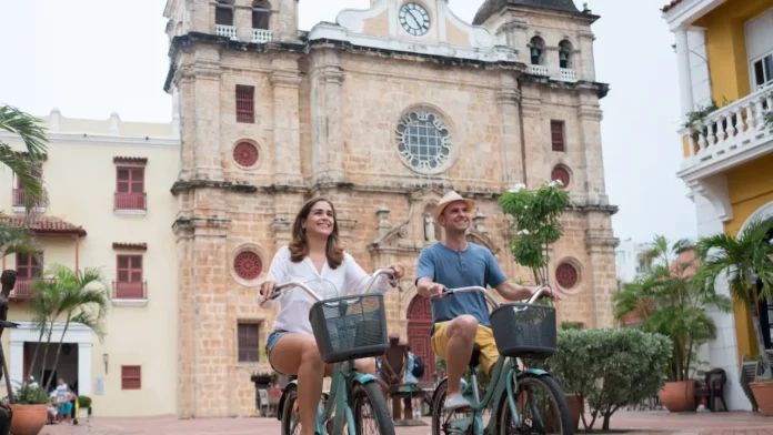 Colombia sube peldaños en el turismo internacional: un crecimiento sostenido que lo acerca a las grandes ligas Colombia sube peldaños en el turismo internacional: un crecimiento sostenido que lo acerca a las grandes ligas