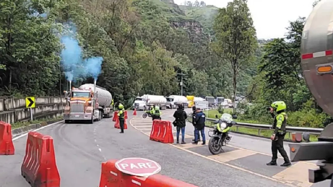 Petro advierte que “no hay plata” para atender emergencia en la vía al Llano