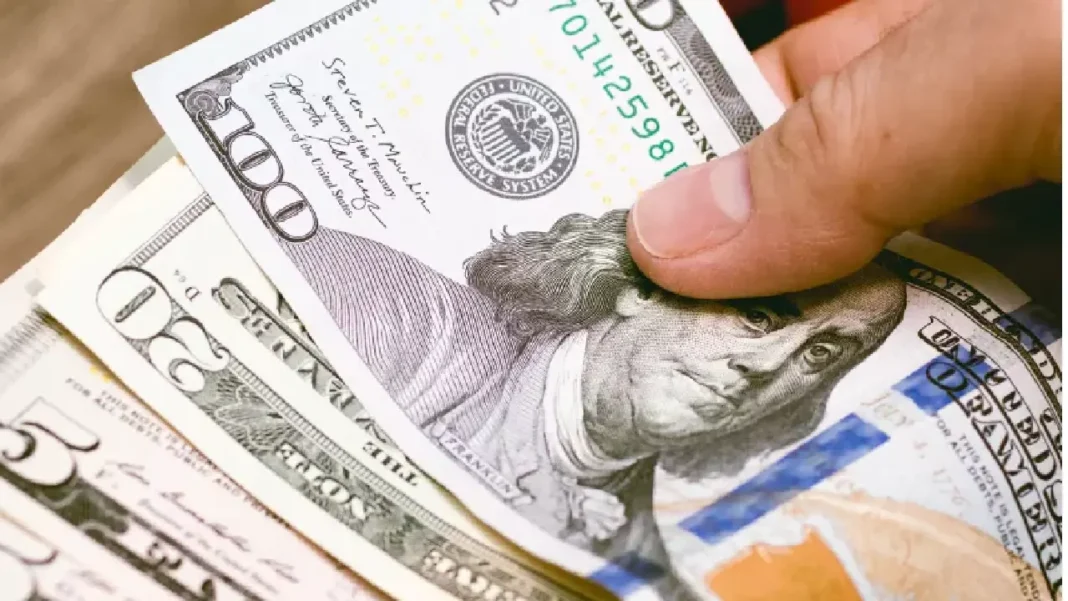 El dólar cierra con pérdidas ante la expectativa de nuevas decisiones monetarias