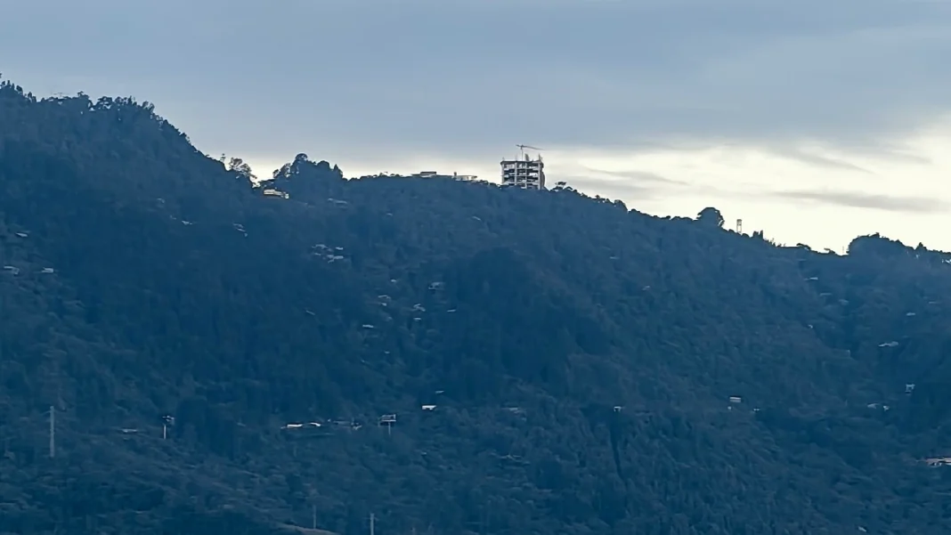 ¿Qué se construye en la montaña oriental? La obra que llama la atención en Medellín