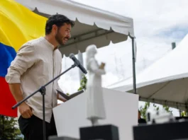 Con escultura “Vacío presente”, rinden homenaje a víctimas del Palacio de Justicia