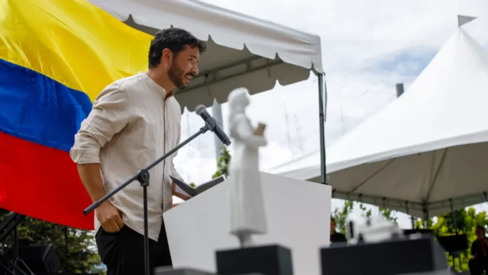 Con escultura “Vacío presente”, rinden homenaje a víctimas del Palacio de Justicia