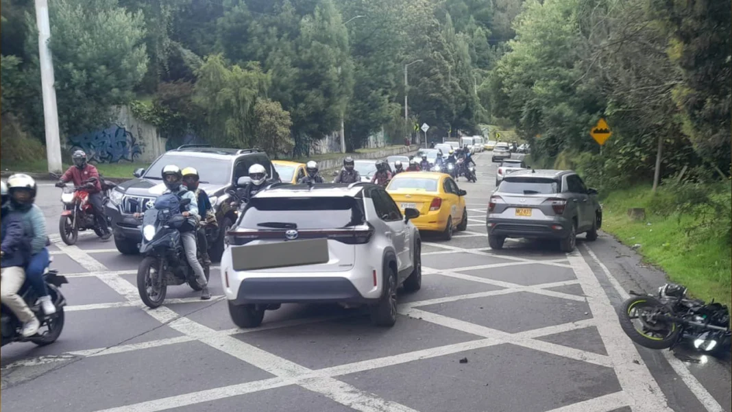 Un accidente en la Circunvalar de Bogotá entre un carro y una moto en Chapinero dejó un motociclista herido y generó gran congestión vehicular en la capital este viernes.