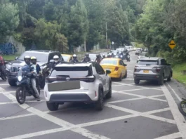Un accidente en la Circunvalar de Bogotá entre un carro y una moto en Chapinero dejó un motociclista herido y generó gran congestión vehicular en la capital este viernes.