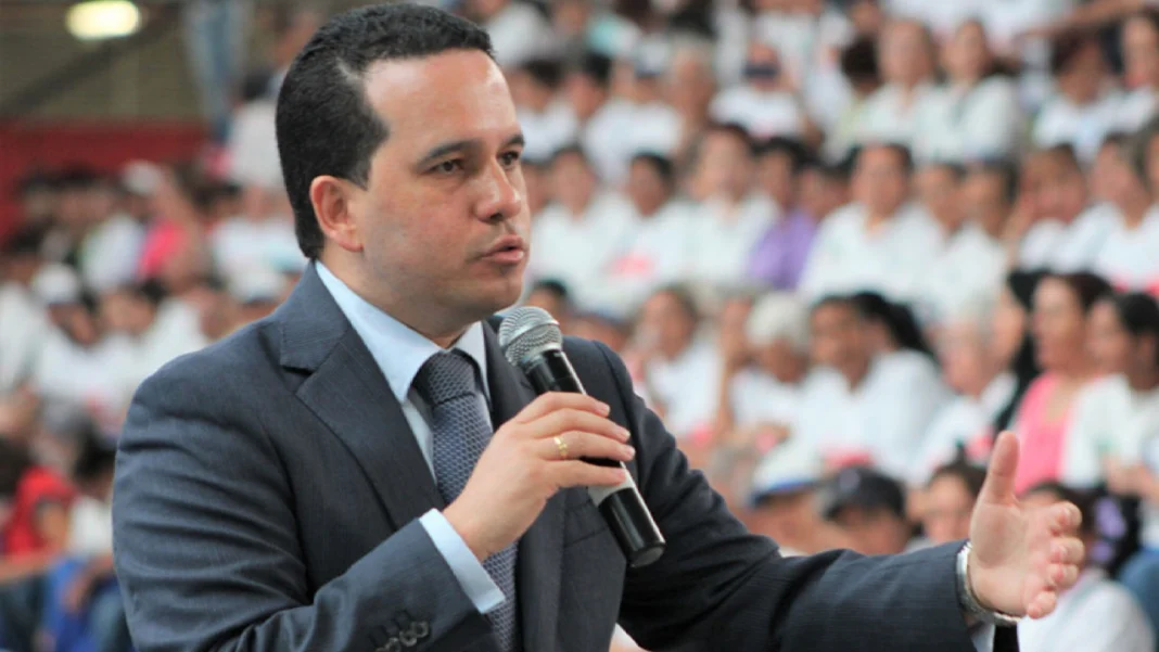 Carlos Andrés Trujillo, uno de los líderes más influyentes de Antioquia, deja el Senado y anuncia que aspirará a la Alcaldía de Itagüí en 2027, pero deja dos fichas claves para aspirar al Congreso en 2026.