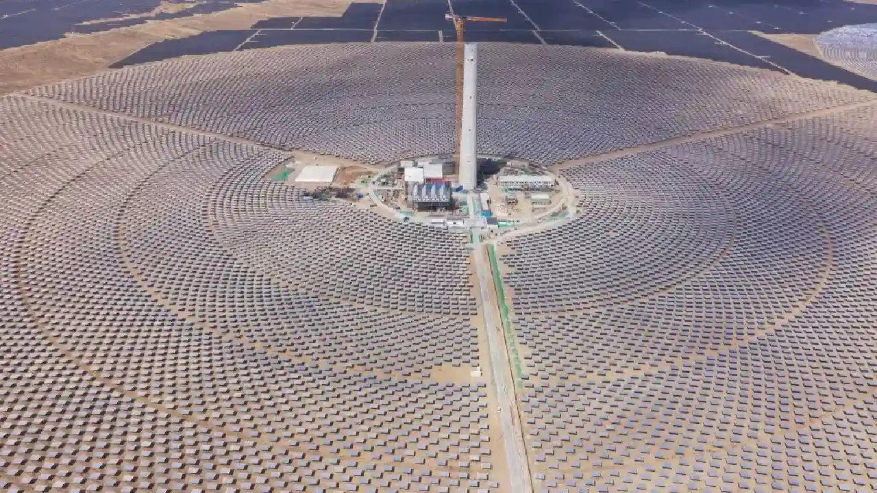 China desafía los límites: construye el parque solar más grande del planeta en el Tíbet