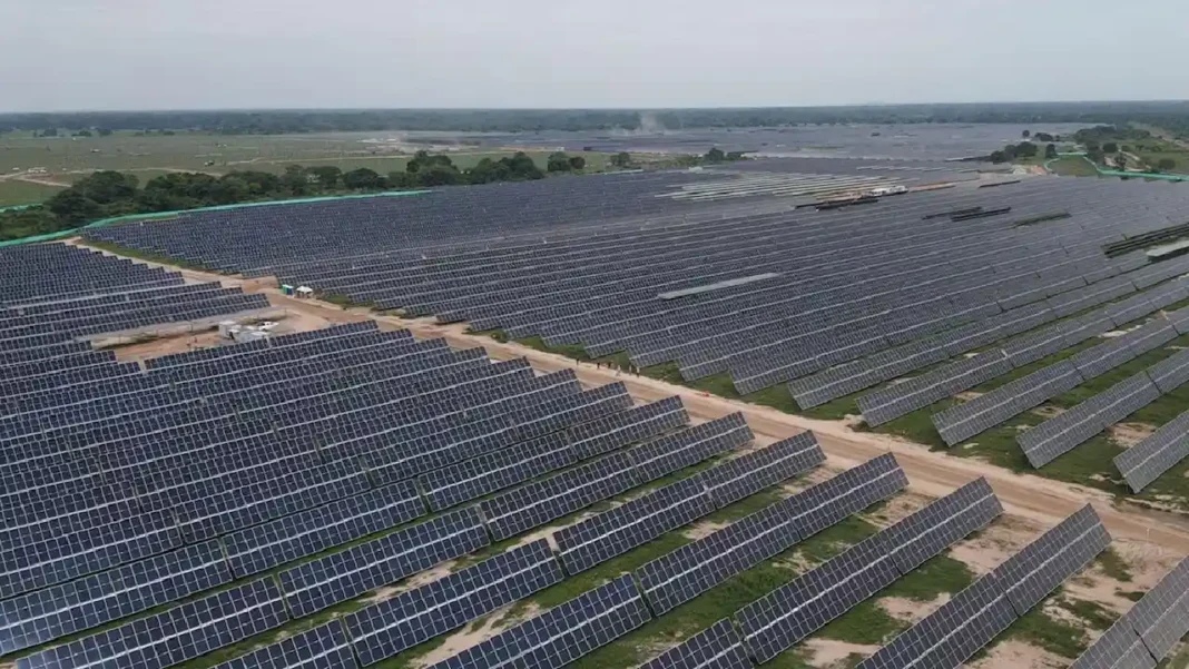 China desafía los límites: construye el parque solar más grande del planeta en el Tíbet