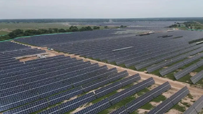 China desafía los límites: construye el parque solar más grande del planeta en el Tíbet