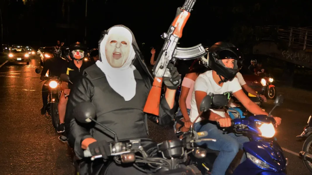 La celebración no puede servir de coartada para la violencia: las caravanas masivas de motocicletas en la noche de Halloween se han convertido en una tradición oscura que vulnera la seguridad ciudadana y exige una respuesta decidida de los gobiernos locales.