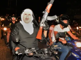 La celebración no puede servir de coartada para la violencia: las caravanas masivas de motocicletas en la noche de Halloween se han convertido en una tradición oscura que vulnera la seguridad ciudadana y exige una respuesta decidida de los gobiernos locales.