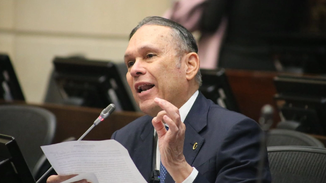 Tensiones entre liberales y conservadores: Cepeda critica la falta de invitación a la reunión Uribe–Gaviria