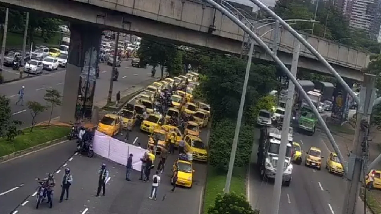 El paro de taxistas en Medellín y el Valle de Aburrá provocó una jornada de congestión y bloqueos en las principales vías de la ciudad Cómo va el paro de taxistas en Medellín hoy