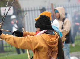 Fotos y videos de los ataques con flechas a Policías en Bogotá