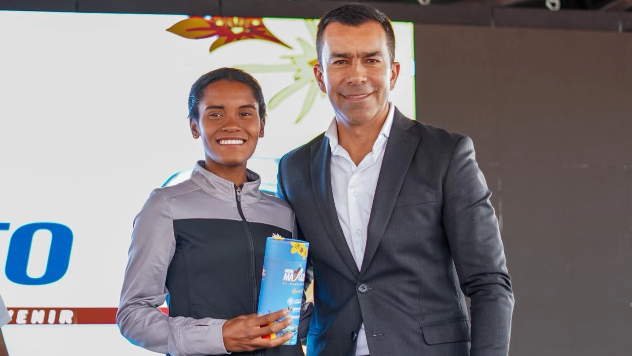 Gobernador Jorge Rey acompana a los deportistas que participaran en la Media Maraton de Cundinamarca 2025 1