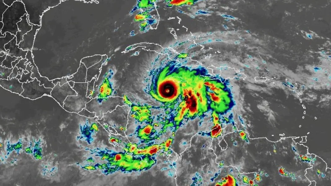 El huracán Melissa, de categoría 5, golpeó Jamaica con vientos de 298 km/h. Videos en vivo muestran su paso devastador, dejando daños masivos, cortes de energía e inundaciones en toda la isla.