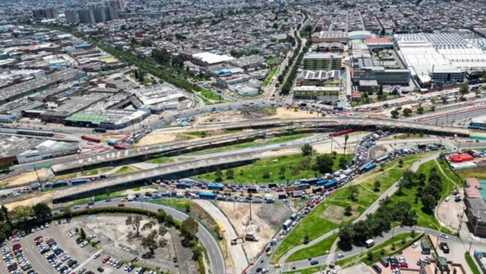 La implosión en Bogotá de los puentes ubicados en la Avenida Américas con Calle 13, en el sector de Puente Aranda, marcó un hito en el avance del proyecto vial Nueva 13, una obra liderada por la Alcaldía de Bogotá y el IDU que busca mejorar la movilidad y modernizar la infraestructura de la capital.