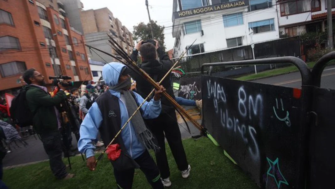 Cuatro policías en Bogotá resultaron heridos este viernes luego de ser atacados con flechas por un grupo de indígenas en la Calle 26, cerca de la Universidad Nacional, hecho que reavivó el debate sobre la jurisdicción indígena en Colombia.