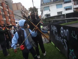 Cuatro policías en Bogotá resultaron heridos este viernes luego de ser atacados con flechas por un grupo de indígenas en la Calle 26, cerca de la Universidad Nacional, hecho que reavivó el debate sobre la jurisdicción indígena en Colombia.