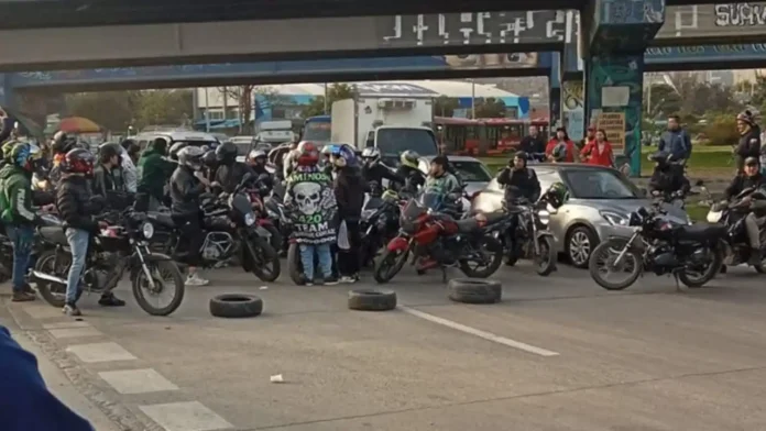 Vías bloqueadas y transmilenio cerrado hoy por manifestaciones de motociclistas en Bogotá