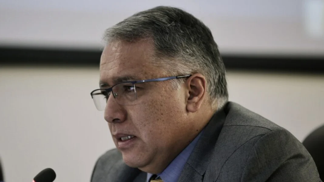 El magistrado Manuel Antonio Merchán, especialista en Derecho Penal y Ciencias Criminológicas, fue el ponente de la decisión del Tribunal Superior de Bogotá que absolvió a Álvaro Uribe Vélez, en un fallo que marca un nuevo capítulo en la justicia colombiana.