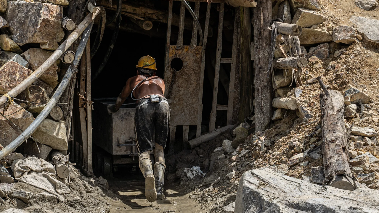 Gustavo Petro ordena la compra de minerías de oro del SAE y critica a BanRep por vender las reservas del país 1 Gustavo Petro exige fortalecer la minería legal y promete sacar las mafias del oro