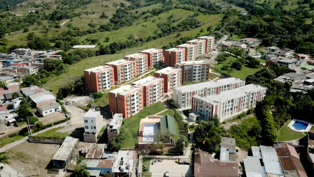 El 40 % de los hogares colombianos arrienda; la compra de casa es cada más baja