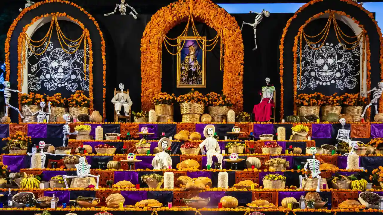 Diferencias entre Halloween y el Día de Muertos 1 Día de Muertos: Una celebración ancestral que honra la vida a través de la muerte