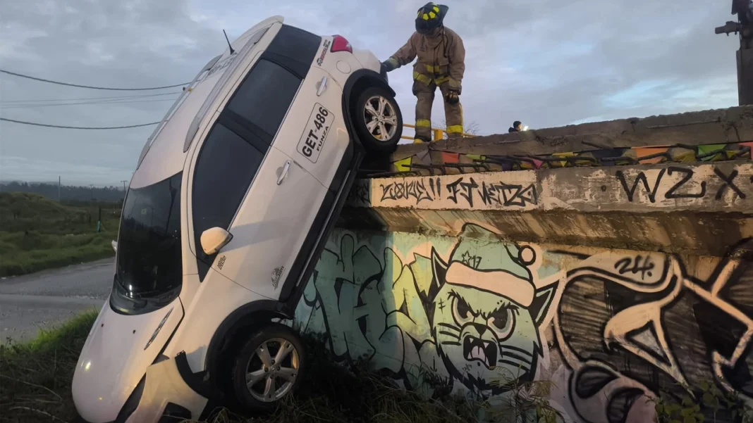 Un vehículo cayó al vacío el sábado 25 de octubre entre Ciudad Verde y Hogares Soacha. Vecinos denuncian oscuridad, mala señalización y una obra inconclusa que pone en riesgo a los conductores.