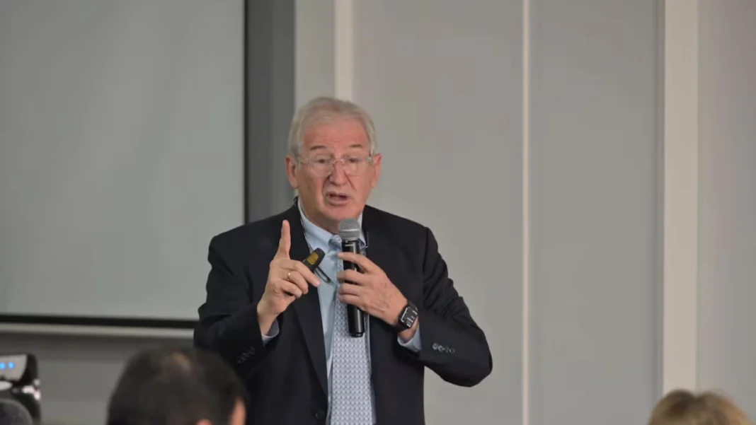 El neurocirujano Remberto Burgos de la Espriella, considerado una eminencia de la medicina en Colombia, falleció este lunes 20 de octubre a causa de un aneurisma estomacal, una condición silenciosa que puede resultar mortal si no se detecta y trata a tiempo.