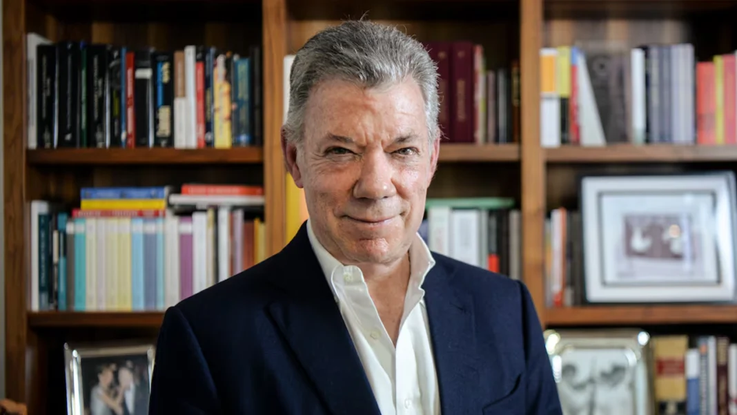 El expresidente Juan Manuel Santos impulsa el fortalecimiento del centro político en Colombia, buscando una alternativa moderada frente a la polarización entre Gustavo Petro y Álvaro Uribe de cara al 2026.