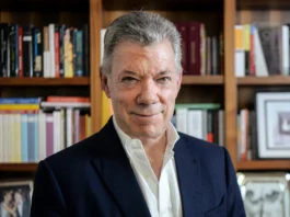 El expresidente Juan Manuel Santos impulsa el fortalecimiento del centro político en Colombia, buscando una alternativa moderada frente a la polarización entre Gustavo Petro y Álvaro Uribe de cara al 2026.