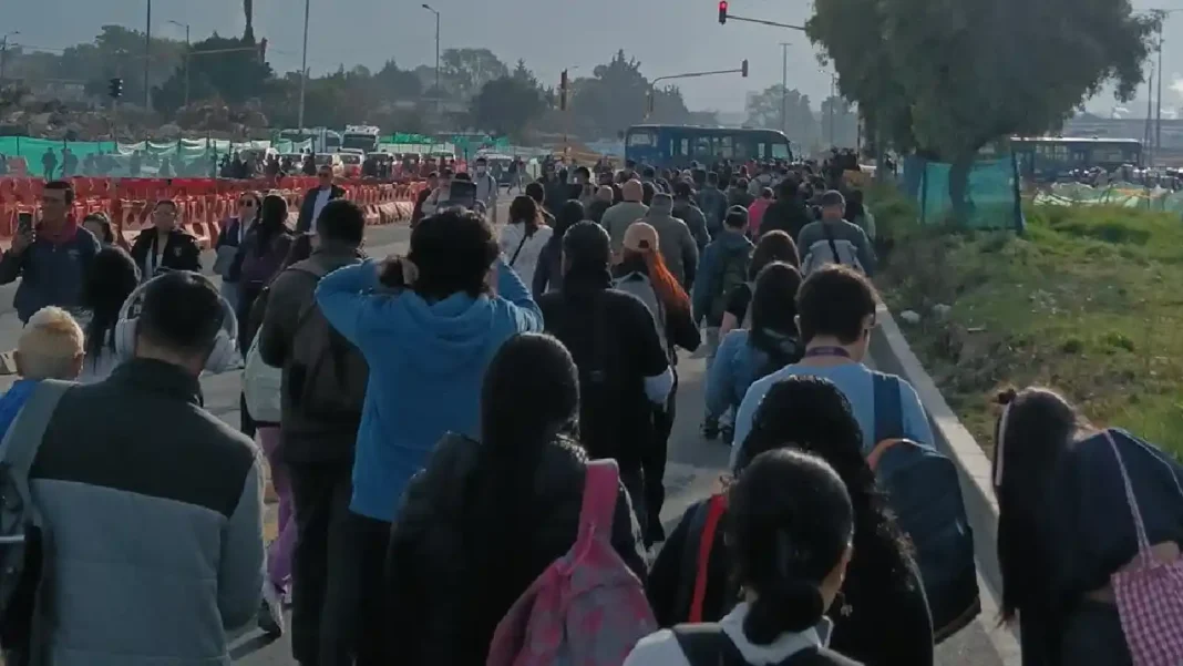 Más de 15 estaciones de Transmilenio cerradas y 400 mil usuarios afectados: así avanza la movilidad en Bogotá