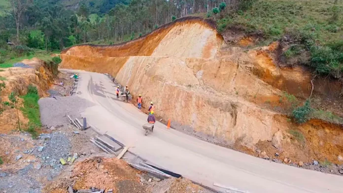 Gobierno invertirá $15 billones en “Vías para la Paz” para unir regiones y generar más de 300.000 empleos Gobierno invertirá $15 billones en “Vías para la Paz” para unir regiones y generar más de 300.000 empleos