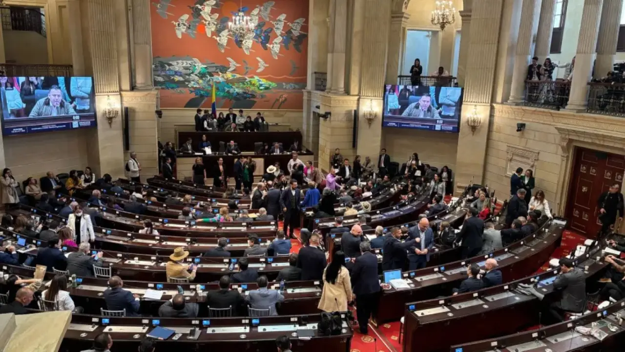 Advierten riesgos fiscales por eliminación del IVA y creación de impuesto al consumo del 8 % 1 Proyecto de ley busca eliminar el IVA del 19% y crear un impuesto al consumo del 8% en Colombia