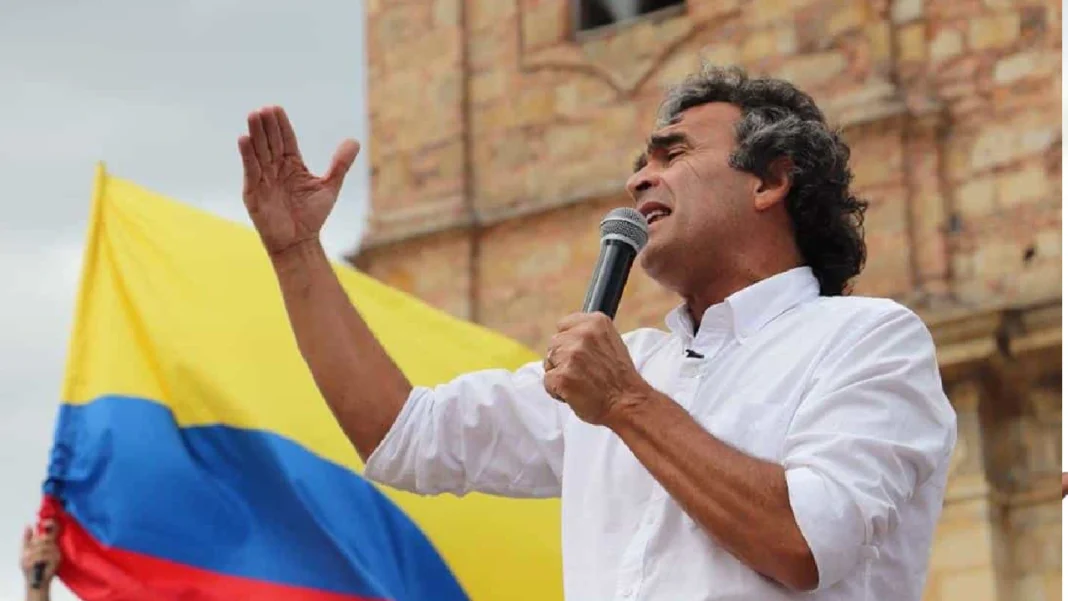 Sergio Fajardo anunció su candidatura presidencial para 2026 bajo el sello de Dignidad & Compromiso. Será su tercera campaña formal por la Casa de Nariño y, quizá, su última oportunidad real para consolidar al centro político en un país donde los extremos han dominado la agenda. Con 68 años, el exgobernador de Antioquia y exalcalde de Medellín enfrenta un reto histórico: pasar por primera vez a una segunda vuelta, ese peldaño que siempre ha sido su verdadero muro electoral. Matemático de profesión y académico de vocación, Fajardo irrumpió en la política con un estilo distinto, marcado por la educación, la transparencia y el urbanismo social. Sus gestiones en Medellín y Antioquia le otorgaron prestigio y un capital simbólico de buen gobierno, pero a nivel nacional ese respaldo se ha desvanecido frente a la fuerza de liderazgos más carismáticos y polarizantes. En 2018 fue tercero y en 2022, cuarto, siempre con la misma dificultad: traducir coherencia y decencia en una opción competitiva. Panorama general: Las elecciones de 2026 se darán en medio de un escenario político dividido en tres bloques con fisuras internas. El Pacto Histórico, que llevó a Gustavo Petro al poder, enfrenta el desgaste del gobierno y la dificultad de escoger un sucesor que mantenga unido a su variado espectro ideológico. La derecha, huérfana de un liderazgo como el de Álvaro Uribe, intenta reorganizarse con figuras regionales y discursos de oposición, pero aún carece de cohesión nacional. En el centro, el panorama sigue siendo frágil: la experiencia fallida de la Coalición Centro Esperanza en 2022 dejó heridas abiertas, desconfianza y falta de estrategia común. Es en este espacio donde Fajardo aparece como el referente más visible, aunque también como el símbolo de las limitaciones del centro: incapacidad de unidad, exceso de egos y proyectos que suelen quedar en lo testimonial. Activos y pasivos de Sergio Fajardo El “profesor” llega con un inventario claro de fortalezas y debilidades. Entre sus activos está su experiencia de gobierno probada, con resultados concretos en Medellín y Antioquia que lo avalan como gestor eficaz. Su reputación de integridad es otro punto a favor, especialmente en un país golpeado por la corrupción. La reciente absolución en el caso Hidroituango lo despeja de cuestionamientos judiciales y lo deja libre de flancos débiles en ese frente. Además, conserva atractivo entre un voto de opinión urbano, académico y joven que valora la racionalidad y el debate técnico. Pero sus pasivos pesan con fuerza. Su estilo sereno y profesoral, aunque coherente, es visto como distante y frío frente a rivales con discursos emocionales y confrontativos. Su historial de indecisión estratégica —como el voto en blanco en 2018 o las dificultades para concretar alianzas en 2022— le ha dado fama de “tibio”, una etiqueta que le cuesta sacudirse. Y su limitada presencia territorial sigue siendo un talón de Aquiles: fuera de Antioquia, Bogotá y el Eje Cafetero, su mensaje no logra calar con fuerza. Por qué es importante: El futuro de Fajardo puede delinearse en tres escenarios. En el optimista, logra construir una coalición amplia desde 2025, sumando a sectores del Partido Verde, liberales independientes y líderes regionales. Con una lista fuerte al Congreso, se posiciona como la alternativa de moderación frente a los extremos. En el escenario más realista, repite la historia de 2018 y 2022: una campaña respetada, con rigor intelectual, pero sin músculo político suficiente, quedando nuevamente por fuera de la segunda vuelta. El tercer escenario, más disruptivo, dependería de una crisis de gobernabilidad o un escándalo que sacuda a los bloques tradicionales y abra espacio a su imagen de estabilidad. El electorado colombiano es volátil y fragmentado. Si bien existe un voto de opinión racional al que Fajardo apela, la mayoría de los votantes deciden con base en emociones como el miedo, la indignación o la esperanza. En ese terreno, los discursos épicos y las narrativas de confrontación suelen tener más fuerza que los proyectos técnicos. Por eso, el principal desafío de Fajardo no está en su coherencia, sino en su capacidad de comunicar con emoción y generar un propósito colectivo. Contexto: Más allá de la primera vuelta, la verdadera elección de Fajardo será la segunda. Su gran ventaja radica en que, de llegar a esa instancia, podría convertirse en un candidato de consenso: ante un rival de izquierda o de derecha, los votantes del bloque contrario tenderían a apoyarlo como una opción de equilibrio. El problema es superar la barrera inicial. Para ello, su gran prueba será la elección legislativa: si su lista al Congreso logra un resultado fuerte, su candidatura se consolidará; si no, se desinflará antes de tiempo. Además, deberá demostrar que puede tejer alianzas, algo que históricamente ha rehusado. Su rechazo a negociar con políticos tradicionales le ha dado coherencia, pero también lo ha dejado sin la maquinaria que otros candidatos han aprovechado. En este punto, el recuerdo de cómo Gustavo Petro logró sumar a figuras como Armando Benedetti y Roy Barreras en 2022 es una lección inevitable. Fajardo encarna hoy la bandera del centro y ha absorbido buena parte de ese espacio, especialmente tras la salida de Claudia López. Sin embargo, para ser competitivo necesita audacia: audacia para tender puentes sin renunciar a sus principios, para hablar con más firmeza en seguridad y economía, y para emocionar a un electorado que lo percibe como decente pero quizá insuficiente para liderar en tiempos de crisis. Si logra pasar a la segunda vuelta, tiene amplias posibilidades de convertirse en presidente. Pero si repite los errores de campañas pasadas, corre el riesgo de ser recordado como el mejor presidente que Colombia nunca tuvo. Lea también: Petro exige a Estados Unidos no interferir en la política interna de Colombia