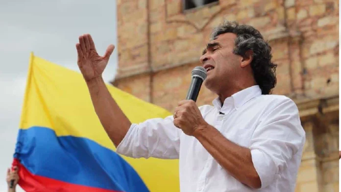Sergio Fajardo anunció su candidatura presidencial para 2026 bajo el sello de Dignidad & Compromiso. Será su tercera campaña formal por la Casa de Nariño y, quizá, su última oportunidad real para consolidar al centro político en un país donde los extremos han dominado la agenda. Con 68 años, el exgobernador de Antioquia y exalcalde de Medellín enfrenta un reto histórico: pasar por primera vez a una segunda vuelta, ese peldaño que siempre ha sido su verdadero muro electoral. Matemático de profesión y académico de vocación, Fajardo irrumpió en la política con un estilo distinto, marcado por la educación, la transparencia y el urbanismo social. Sus gestiones en Medellín y Antioquia le otorgaron prestigio y un capital simbólico de buen gobierno, pero a nivel nacional ese respaldo se ha desvanecido frente a la fuerza de liderazgos más carismáticos y polarizantes. En 2018 fue tercero y en 2022, cuarto, siempre con la misma dificultad: traducir coherencia y decencia en una opción competitiva. Panorama general: Las elecciones de 2026 se darán en medio de un escenario político dividido en tres bloques con fisuras internas. El Pacto Histórico, que llevó a Gustavo Petro al poder, enfrenta el desgaste del gobierno y la dificultad de escoger un sucesor que mantenga unido a su variado espectro ideológico. La derecha, huérfana de un liderazgo como el de Álvaro Uribe, intenta reorganizarse con figuras regionales y discursos de oposición, pero aún carece de cohesión nacional. En el centro, el panorama sigue siendo frágil: la experiencia fallida de la Coalición Centro Esperanza en 2022 dejó heridas abiertas, desconfianza y falta de estrategia común. Es en este espacio donde Fajardo aparece como el referente más visible, aunque también como el símbolo de las limitaciones del centro: incapacidad de unidad, exceso de egos y proyectos que suelen quedar en lo testimonial. Activos y pasivos de Sergio Fajardo El “profesor” llega con un inventario claro de fortalezas y debilidades. Entre sus activos está su experiencia de gobierno probada, con resultados concretos en Medellín y Antioquia que lo avalan como gestor eficaz. Su reputación de integridad es otro punto a favor, especialmente en un país golpeado por la corrupción. La reciente absolución en el caso Hidroituango lo despeja de cuestionamientos judiciales y lo deja libre de flancos débiles en ese frente. Además, conserva atractivo entre un voto de opinión urbano, académico y joven que valora la racionalidad y el debate técnico. Pero sus pasivos pesan con fuerza. Su estilo sereno y profesoral, aunque coherente, es visto como distante y frío frente a rivales con discursos emocionales y confrontativos. Su historial de indecisión estratégica —como el voto en blanco en 2018 o las dificultades para concretar alianzas en 2022— le ha dado fama de “tibio”, una etiqueta que le cuesta sacudirse. Y su limitada presencia territorial sigue siendo un talón de Aquiles: fuera de Antioquia, Bogotá y el Eje Cafetero, su mensaje no logra calar con fuerza. Por qué es importante: El futuro de Fajardo puede delinearse en tres escenarios. En el optimista, logra construir una coalición amplia desde 2025, sumando a sectores del Partido Verde, liberales independientes y líderes regionales. Con una lista fuerte al Congreso, se posiciona como la alternativa de moderación frente a los extremos. En el escenario más realista, repite la historia de 2018 y 2022: una campaña respetada, con rigor intelectual, pero sin músculo político suficiente, quedando nuevamente por fuera de la segunda vuelta. El tercer escenario, más disruptivo, dependería de una crisis de gobernabilidad o un escándalo que sacuda a los bloques tradicionales y abra espacio a su imagen de estabilidad. El electorado colombiano es volátil y fragmentado. Si bien existe un voto de opinión racional al que Fajardo apela, la mayoría de los votantes deciden con base en emociones como el miedo, la indignación o la esperanza. En ese terreno, los discursos épicos y las narrativas de confrontación suelen tener más fuerza que los proyectos técnicos. Por eso, el principal desafío de Fajardo no está en su coherencia, sino en su capacidad de comunicar con emoción y generar un propósito colectivo. Contexto: Más allá de la primera vuelta, la verdadera elección de Fajardo será la segunda. Su gran ventaja radica en que, de llegar a esa instancia, podría convertirse en un candidato de consenso: ante un rival de izquierda o de derecha, los votantes del bloque contrario tenderían a apoyarlo como una opción de equilibrio. El problema es superar la barrera inicial. Para ello, su gran prueba será la elección legislativa: si su lista al Congreso logra un resultado fuerte, su candidatura se consolidará; si no, se desinflará antes de tiempo. Además, deberá demostrar que puede tejer alianzas, algo que históricamente ha rehusado. Su rechazo a negociar con políticos tradicionales le ha dado coherencia, pero también lo ha dejado sin la maquinaria que otros candidatos han aprovechado. En este punto, el recuerdo de cómo Gustavo Petro logró sumar a figuras como Armando Benedetti y Roy Barreras en 2022 es una lección inevitable. Fajardo encarna hoy la bandera del centro y ha absorbido buena parte de ese espacio, especialmente tras la salida de Claudia López. Sin embargo, para ser competitivo necesita audacia: audacia para tender puentes sin renunciar a sus principios, para hablar con más firmeza en seguridad y economía, y para emocionar a un electorado que lo percibe como decente pero quizá insuficiente para liderar en tiempos de crisis. Si logra pasar a la segunda vuelta, tiene amplias posibilidades de convertirse en presidente. Pero si repite los errores de campañas pasadas, corre el riesgo de ser recordado como el mejor presidente que Colombia nunca tuvo. Lea también: Petro exige a Estados Unidos no interferir en la política interna de Colombia