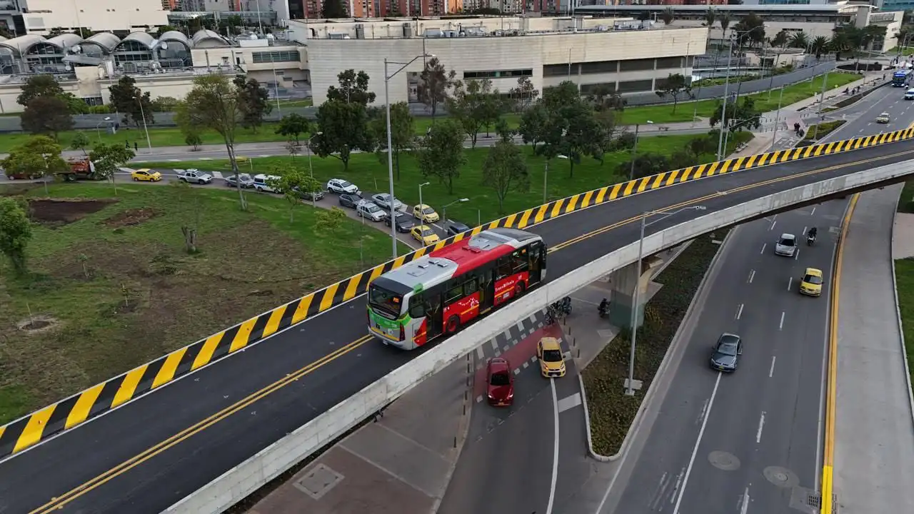 Bogotá inaugura el Puente Curvo de la Avenida 68, primer gran avance del megaproyecto de movilidad Bogotá inaugura el Puente Curvo de la Avenida 68, primer gran avance del megaproyecto de movilidad