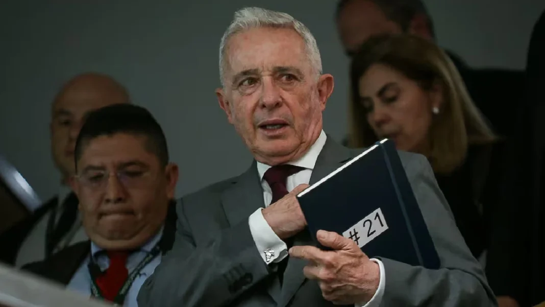 Revocan condena contra Álvaro Uribe por soborno en actuación penal
