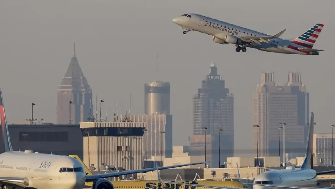 Los 40 aeropuertos en Estados Unidos que reducen vuelos desde este viernes