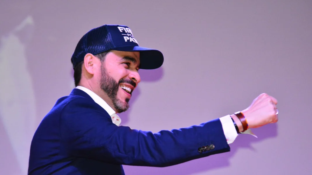 El abogado Abelardo de La Espriella reunió a más de 15.000 personas en Bogotá durante su lanzamiento presidencial, consolidando su figura como uno de los nuevos protagonistas de la política colombiana.