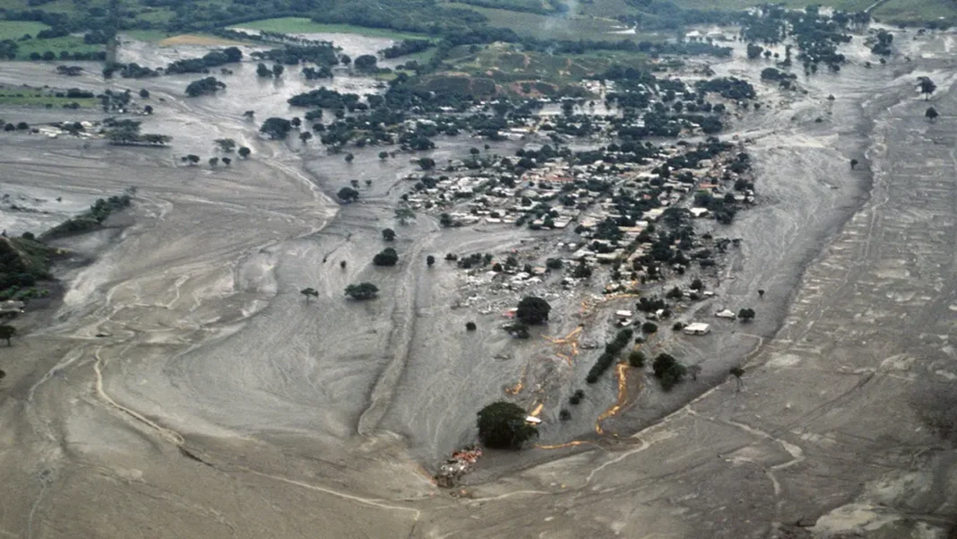 A 40 años de la tragedia de Armero, Colombia recuerda el devastador desastre causado por la erupción del volcán Nevado del Ruiz, que en 1985 sepultó al municipio tolimense y dejó cerca de 25.000 muertos, marcando para siempre la historia del país.