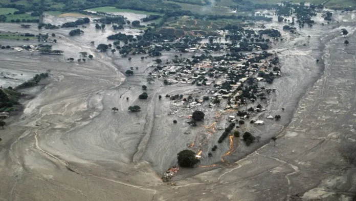 A 40 años de la tragedia de Armero, Colombia recuerda el devastador desastre causado por la erupción del volcán Nevado del Ruiz, que en 1985 sepultó al municipio tolimense y dejó cerca de 25.000 muertos, marcando para siempre la historia del país. A 40 años de la tragedia de Armero, Colombia recuerda el devastador desastre causado por la erupción del volcán Nevado del Ruiz, que en 1985 sepultó al municipio tolimense y dejó cerca de 25.000 muertos, marcando para siempre la historia del país.